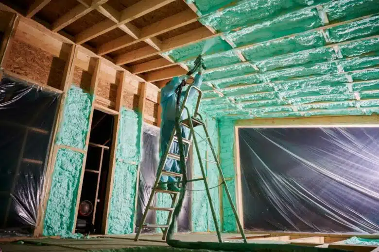 Un ouvrier vaporise de la mousse de polyuréthane.