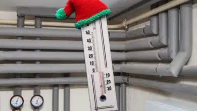 Isolation des tuyaux avec des gaines thermiques contre le froid.