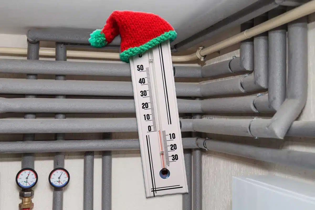 Isolation des tuyaux avec des gaines thermiques contre le froid.