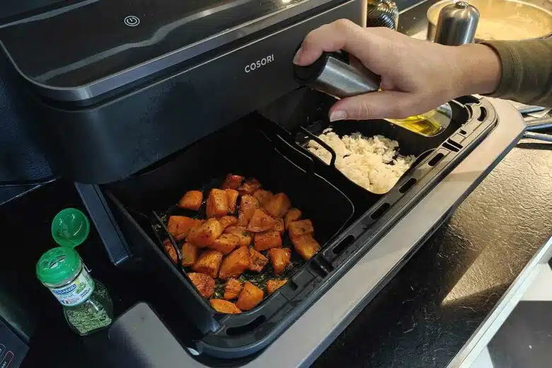 Application d'un spray d'huile lors de la préparation d'un repas au airfryer.