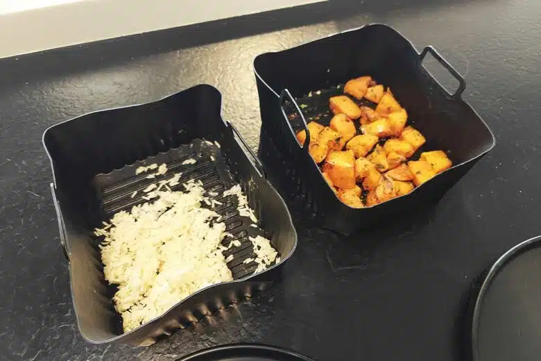 De la nourriture préparée dans un bac en silicone.