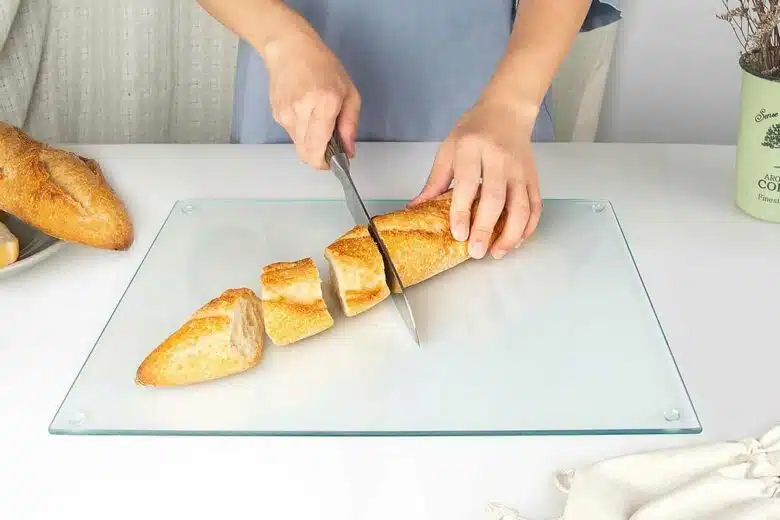 Couper du pain sur une planche en verre.