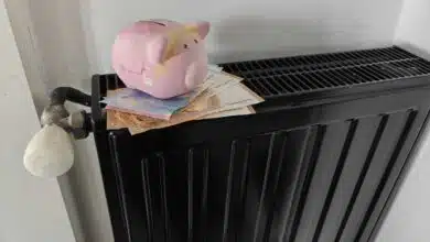 Un radiateur avec une tirelire et des billets de banque.