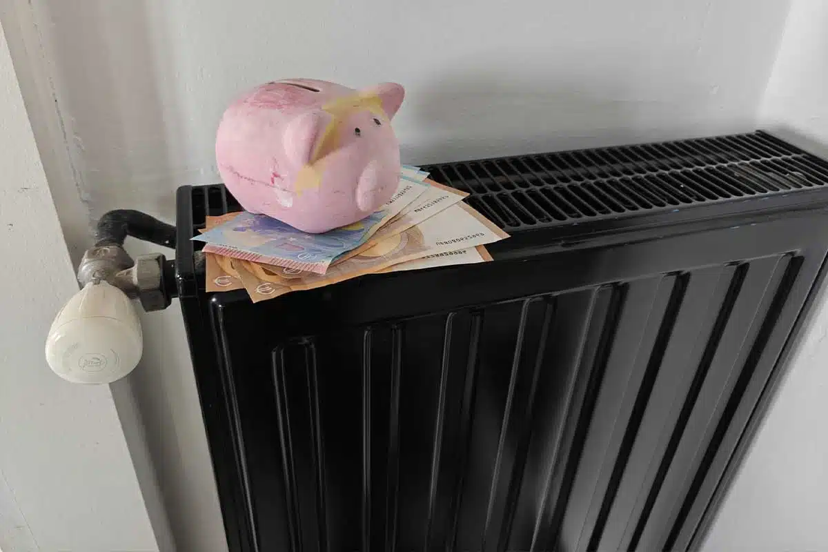 Un radiateur avec une tirelire et des billets de banque.