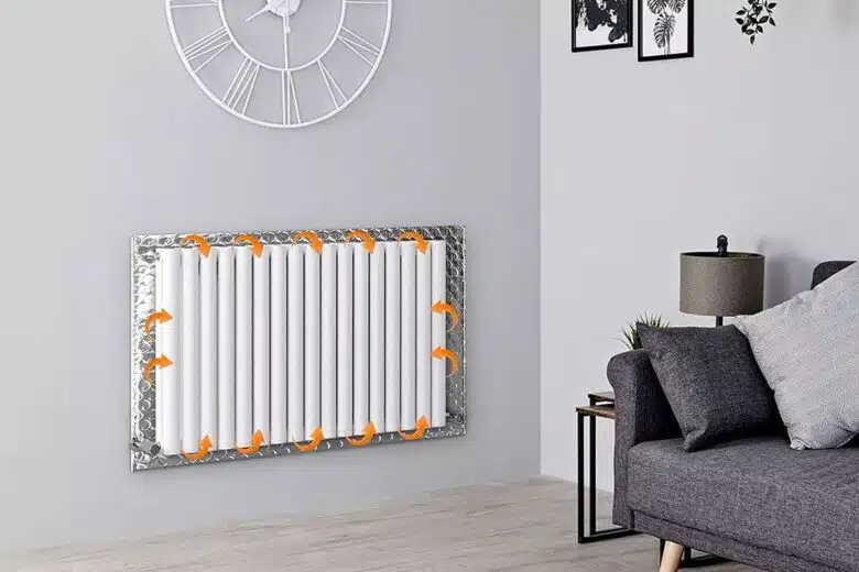 Un réflecteur de chaleur derrière un radiateur.