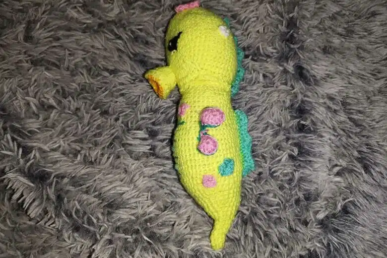 Une petite figurine réalisée en crochet.