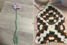 Un marque-page en forme de fleur et une pochette en crochet.