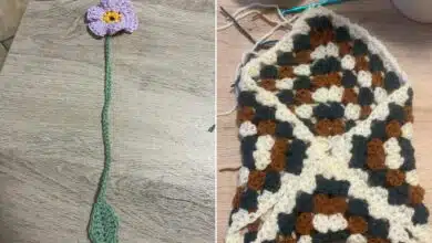 Un marque-page en forme de fleur et une pochette en crochet.