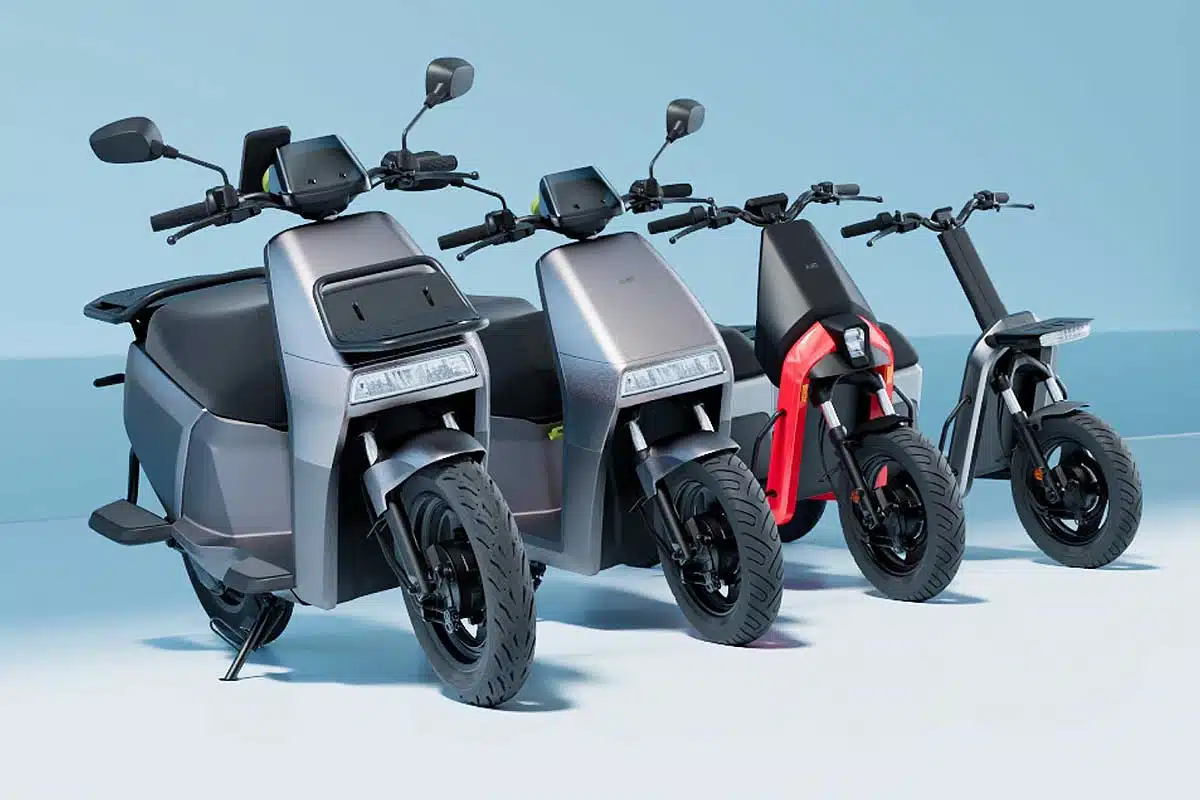 Des scooters électriques de la marque Ola.