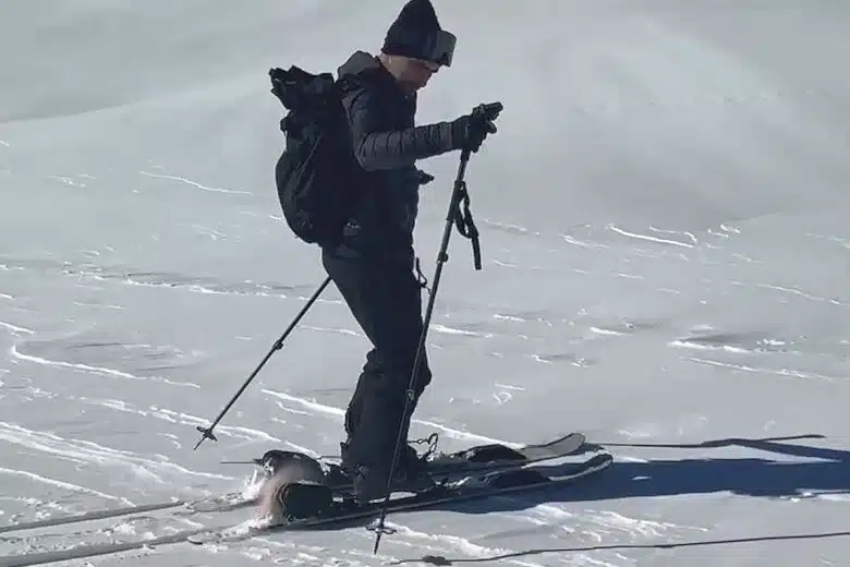 Des skis à assistance électrique.