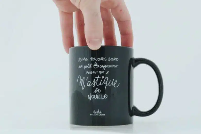 Un mug avec des insultes reçues par l'artiste Laura Laune.