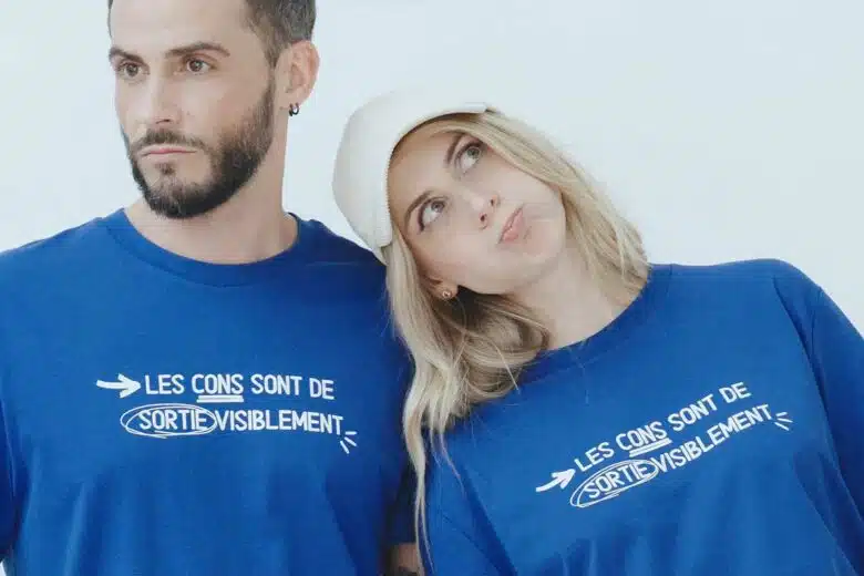 Des vêtements avec des insultes imprimées dessus.