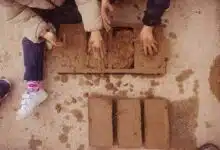 Fabrication de briques en terre crue lors d'un atelier découverte.