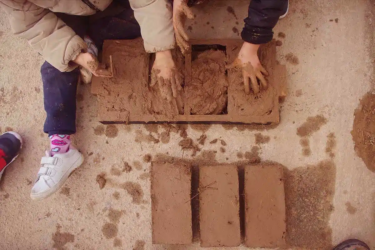 Fabrication de briques en terre crue lors d'un atelier découverte.