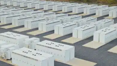 Un parc de stockage d'énergie avec des Tesla Megapack.