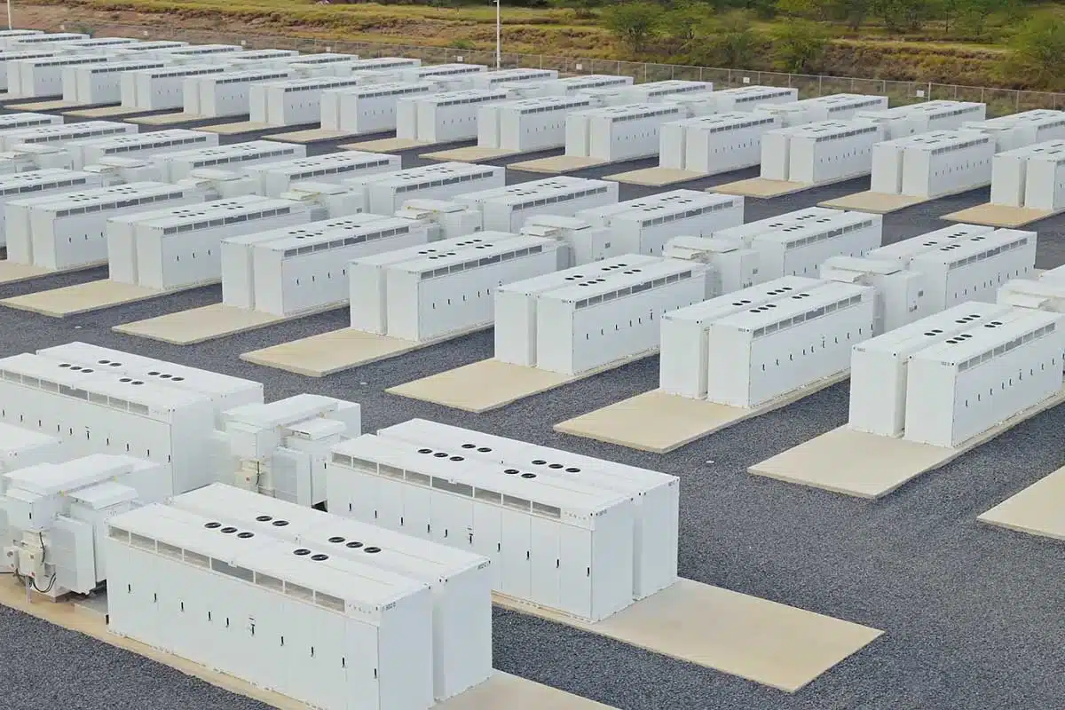 Un parc de stockage d'énergie avec des Tesla Megapack.