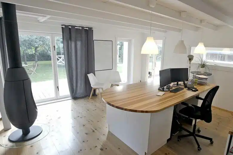 L'intérieur d'une maison en bois.