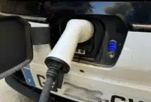 Une voiture électrique en chargement.