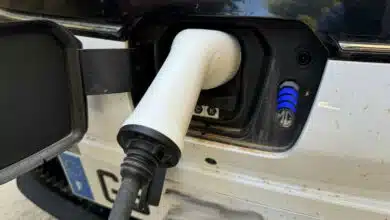 Une voiture électrique en chargement.