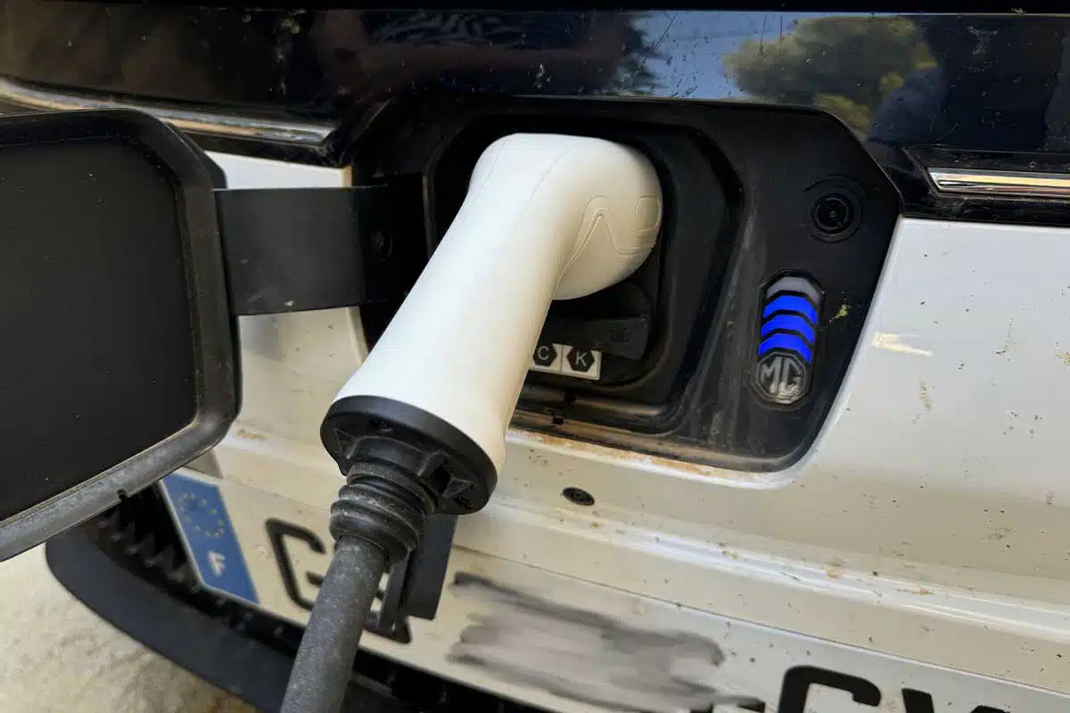 Une voiture électrique en chargement.