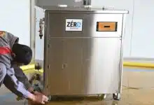 Un homme installe la machine Zero Biodéchet.