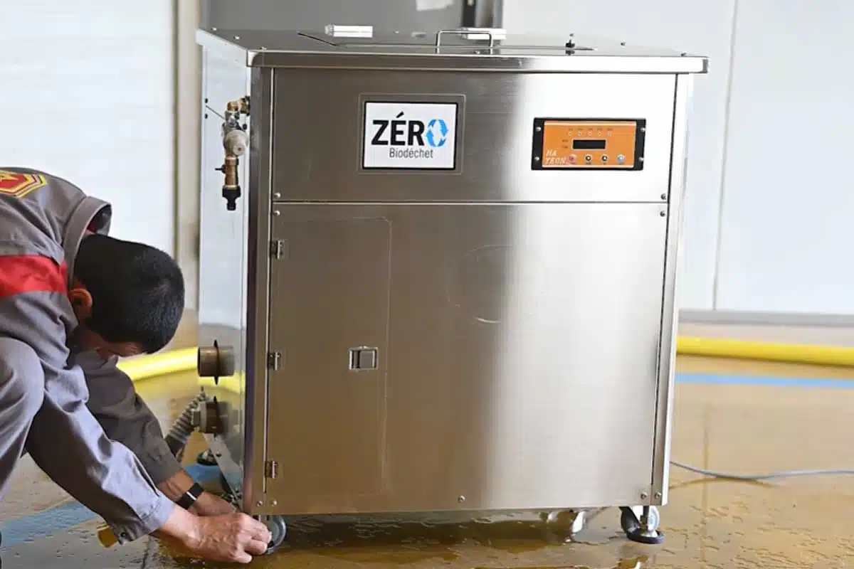 Un homme installe la machine Zero Biodéchet.