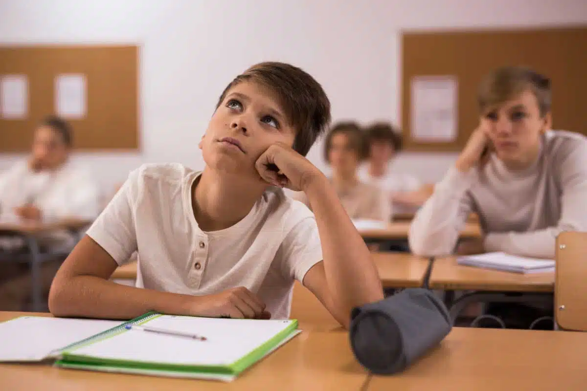 Un enfant qui n'est pas attentif en classe.