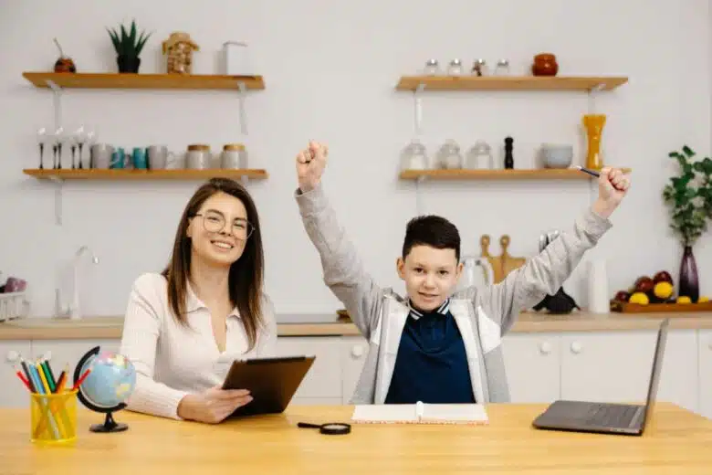 Un enfant hyperactif fait ses devoirs.