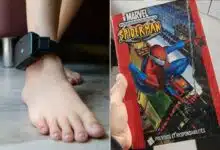 Un bracelet électronique et une bande dessinée de Spider-Man.