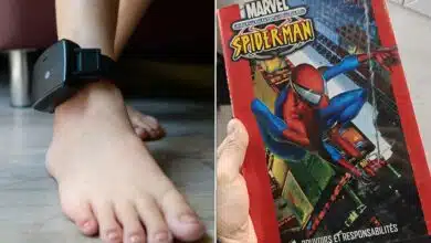 Un bracelet électronique et une bande dessinée de Spider-Man.