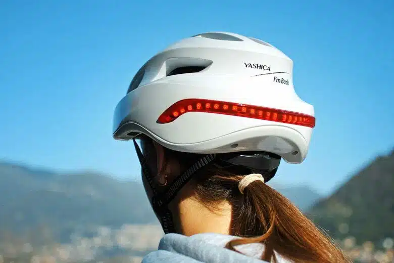 Un casque de vélo avec éclairage arrière.