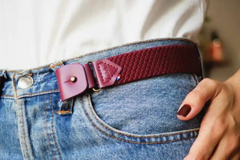 Une ceinture qui s'attache aux passants de votre pantalon.