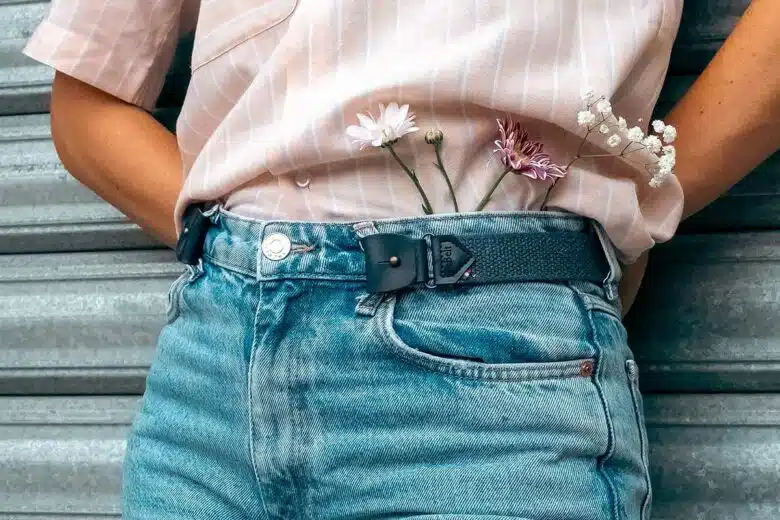 Une ceinture portée avec des fleurs.