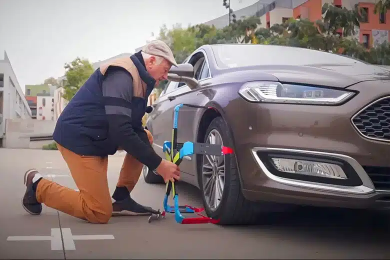 Un homme installe un système pour circuler sur des routes enneigées.