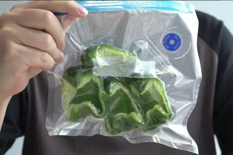 Un sachet sous vide contenant du poivron.