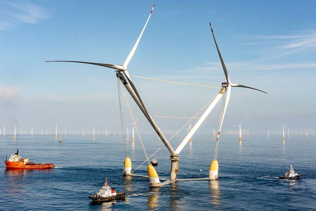 Installation d'une éolienne offshore géante à double turbine.