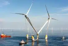 Installation d'une éolienne offshore géante à double turbine.