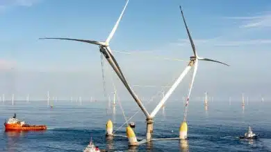 Installation d'une éolienne offshore géante à double turbine.