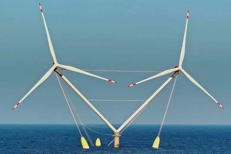 Une double éolienne offshore.