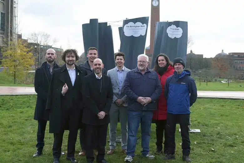 L'équipe de l'université de Birmingham devant leur éolienne.