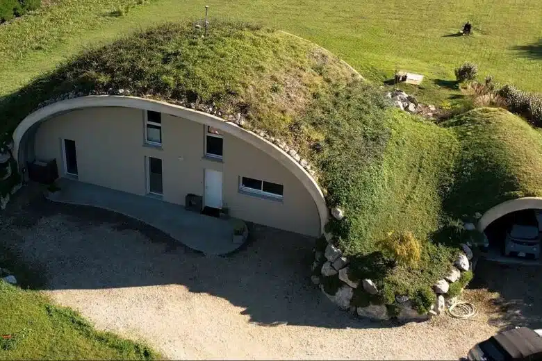 Une maison bioclimatique en forme de dôme.