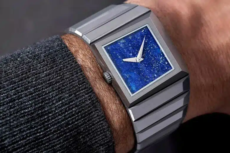 Une montre au design brutaliste portée au poignet.