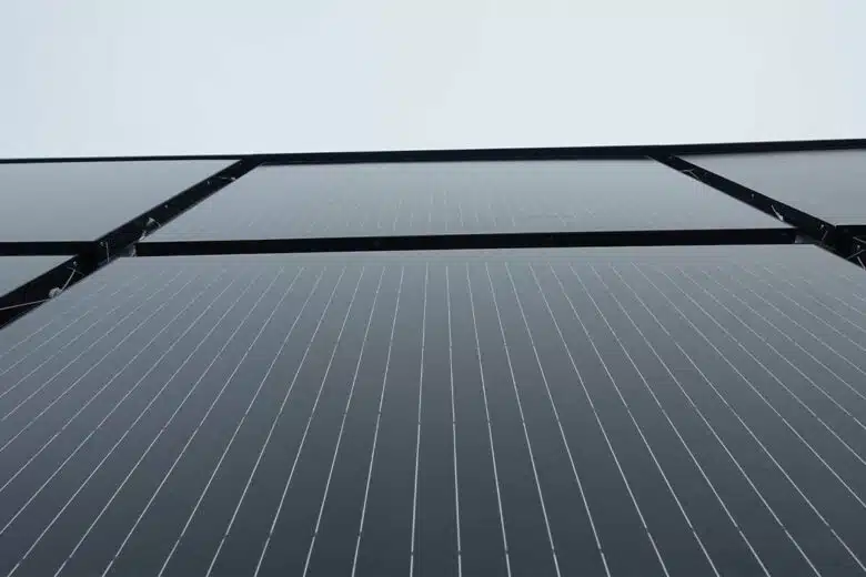 Gros plan sur des modules photovoltaïques isolants pour façade.