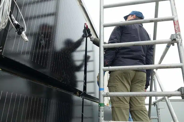 Installation de panneaux isolants solaires en façade.