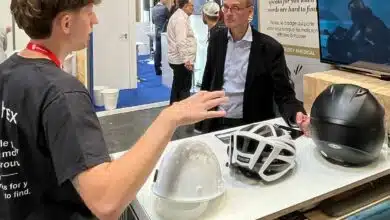 Un badge à installer sur un casque pour améliorer la prise en charge des secours.