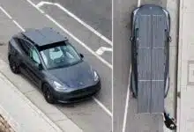 Une Tesla avec des panneaux solaires.