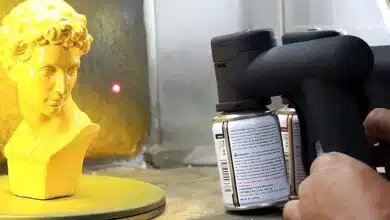 Le laser du pulvérisateur lors d'une session de peinture.