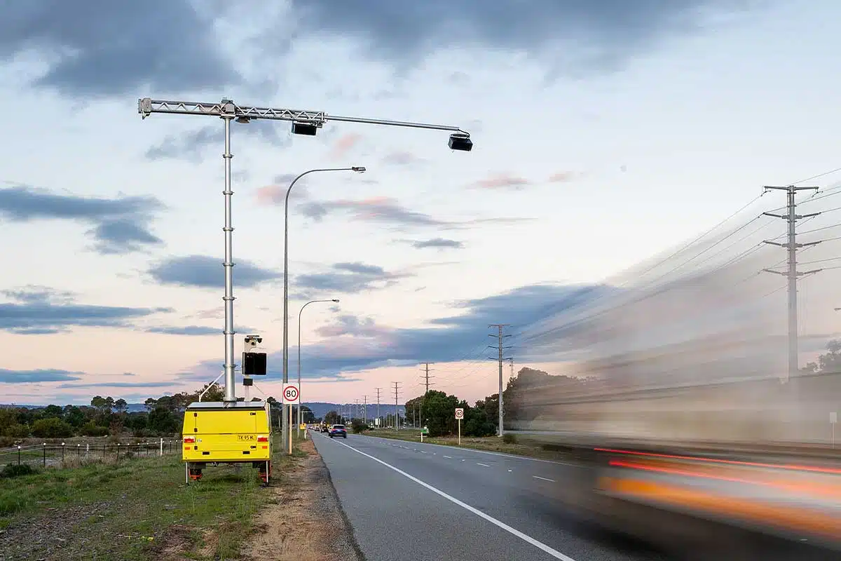 Un radar ressemblant à une grue pour détecter les conducteurs au comportement dangereux.