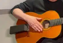 Un musicien avec un boitier Aspri équipé.