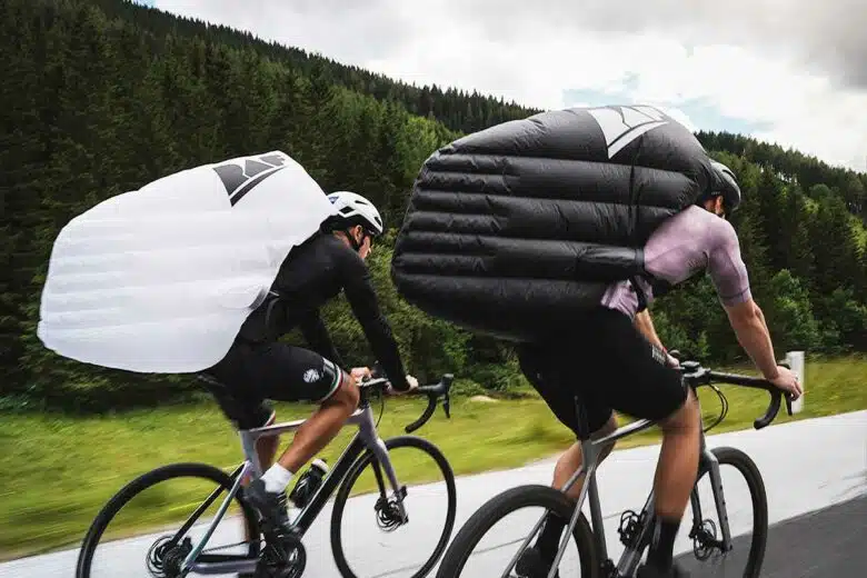 Deux cyclistes qui portent le RAF.